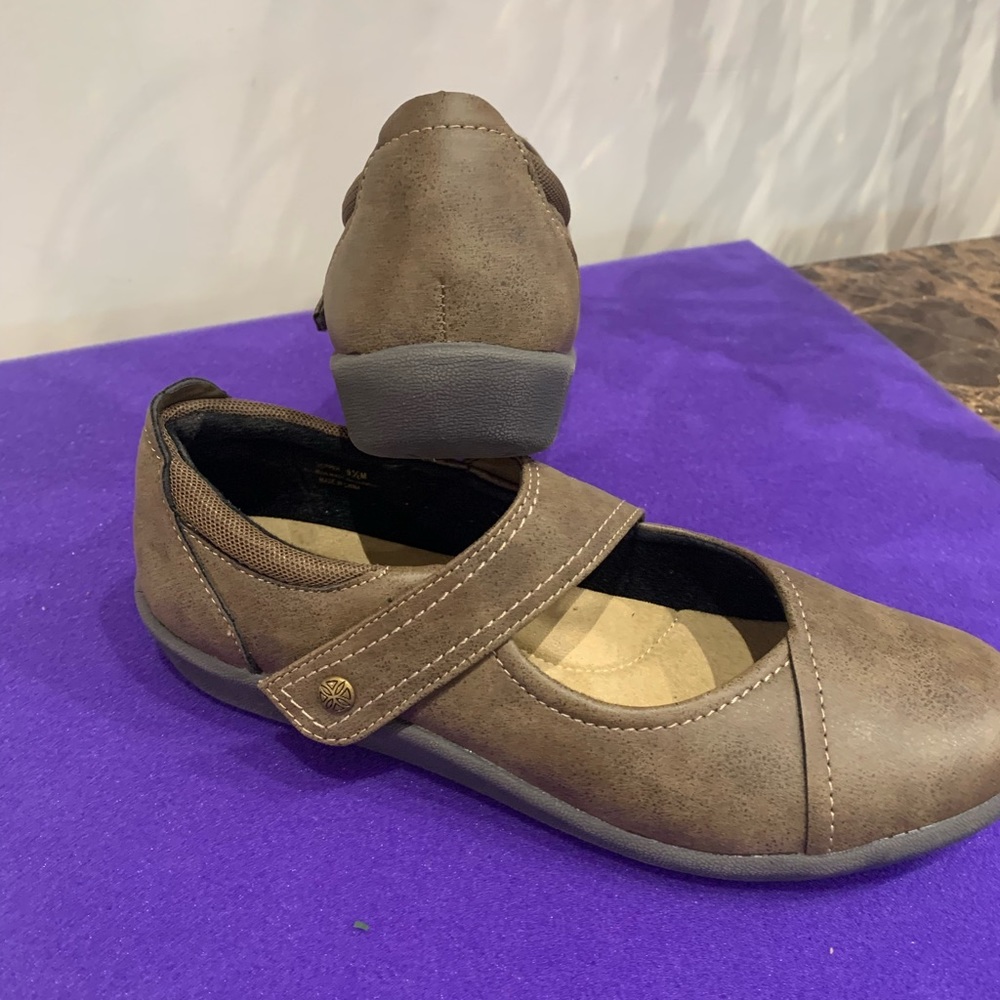 Brand new shoes size 9.5 without tag